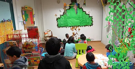 Nens jugant a l'espai de lectura